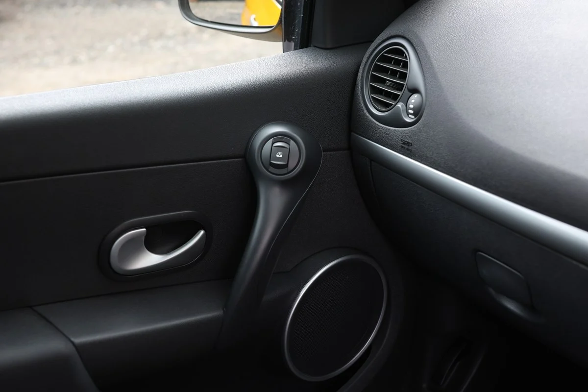 Photo 3 de Renault Clio RenaultSport 197 F1 R27 de 2007