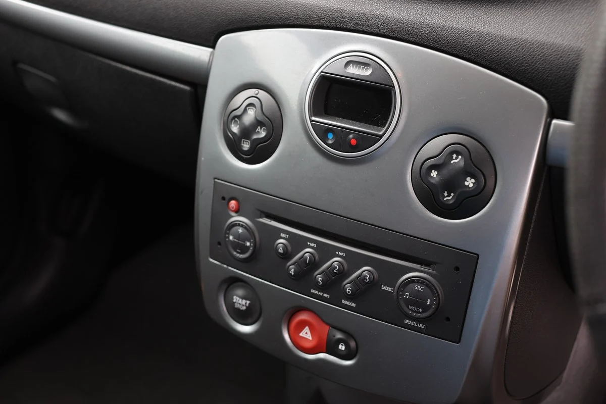 Photo 9 de Renault Clio RenaultSport 197 F1 R27 de 2007