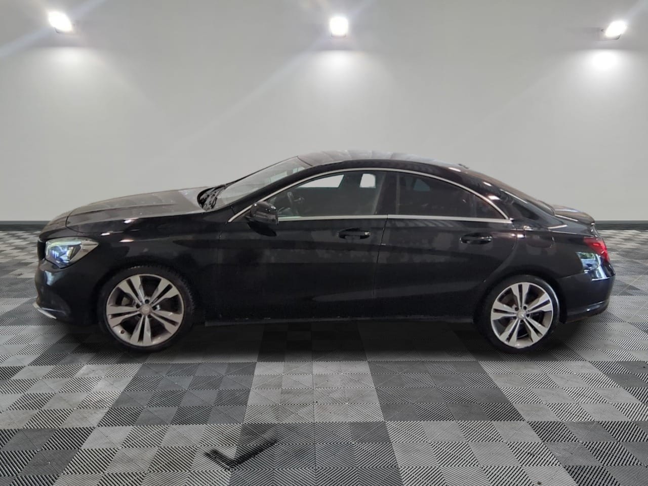 Photo 3 de  Mercedes-Benz CLA 180 d 7G-DCT Sensation