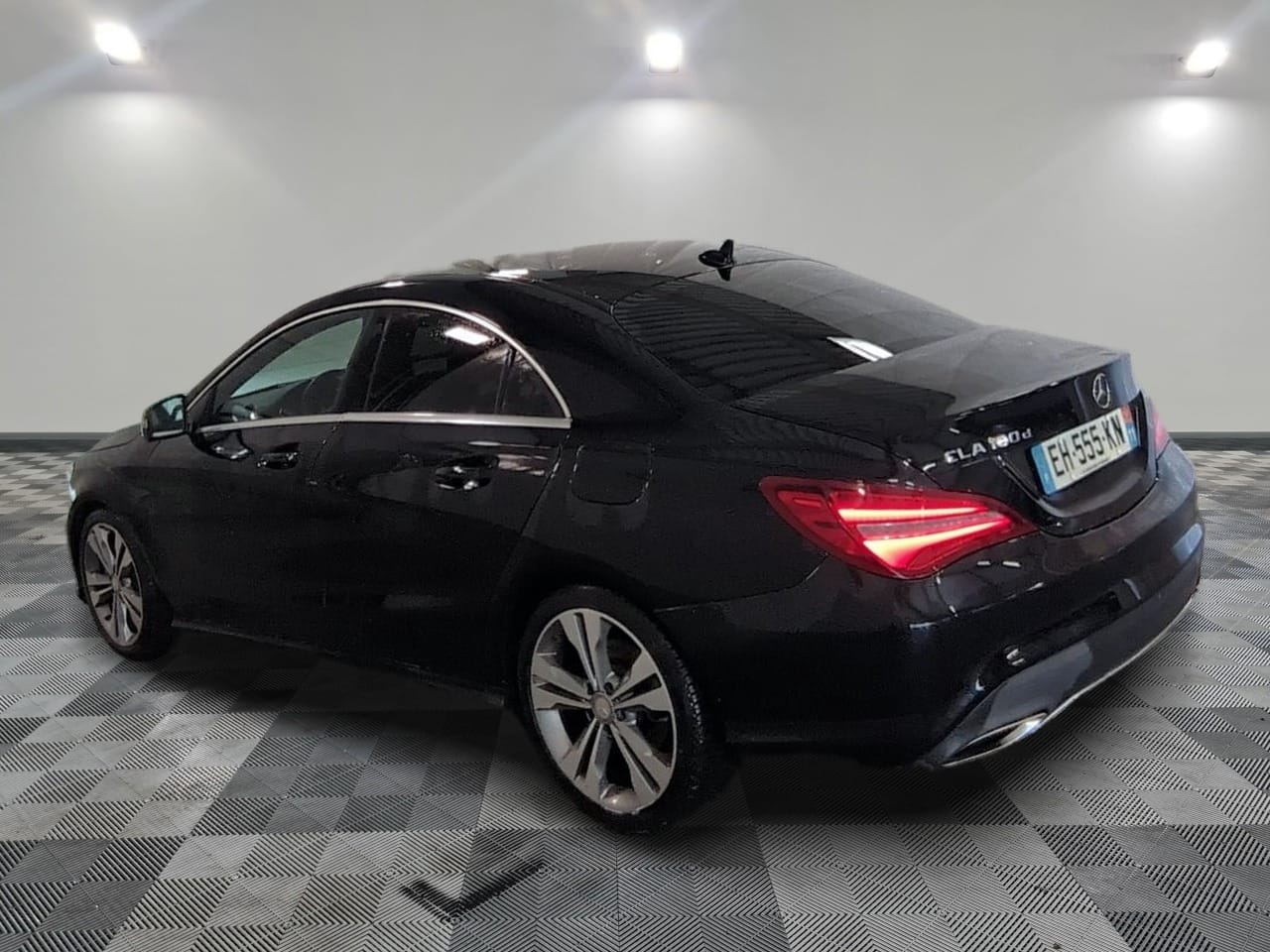 Photo 4 de  Mercedes-Benz CLA 180 d 7G-DCT Sensation