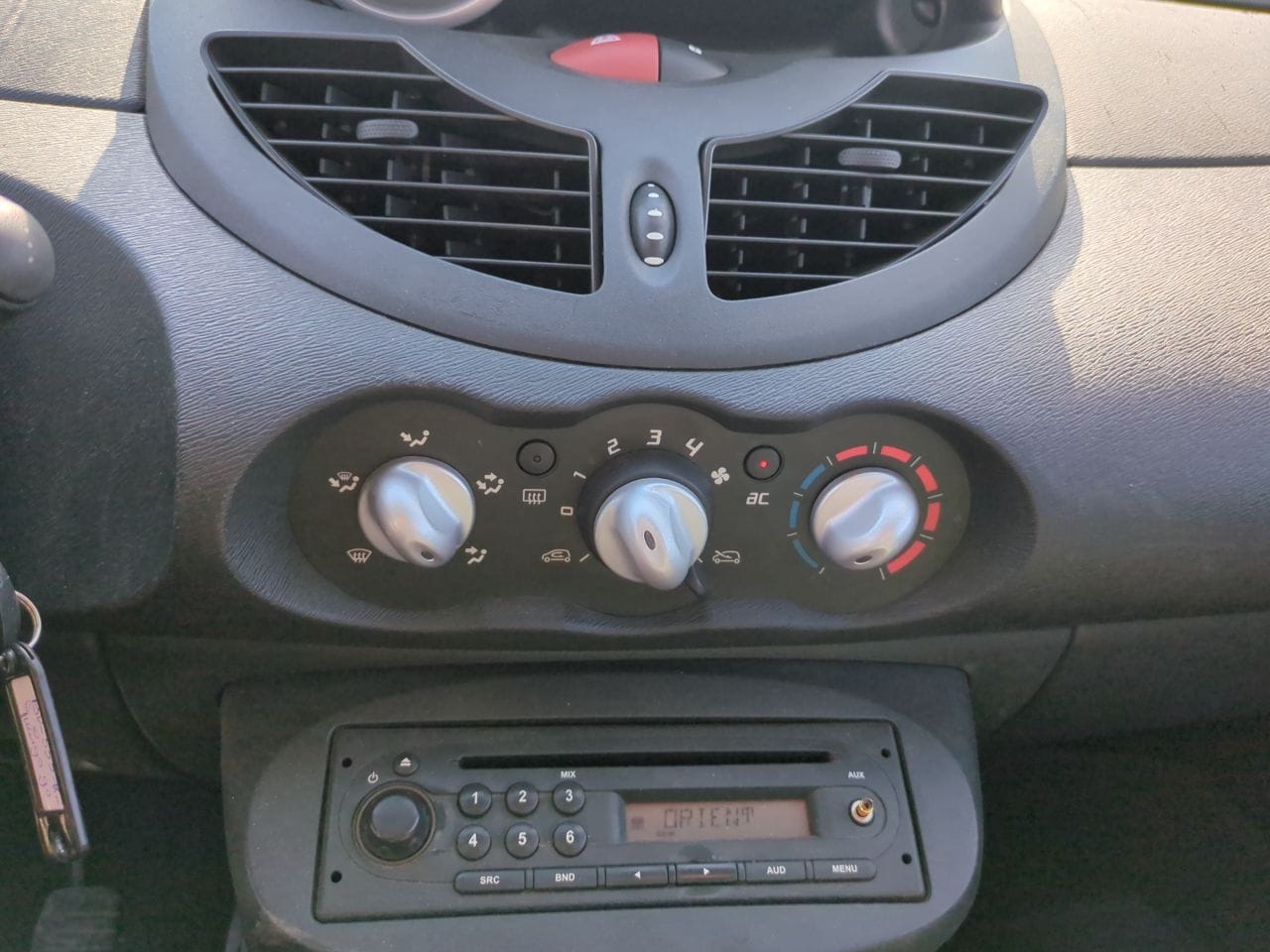 Photo 9 de RENAULT TWINGO SOCIÉTÉ 1.5 dCi 75