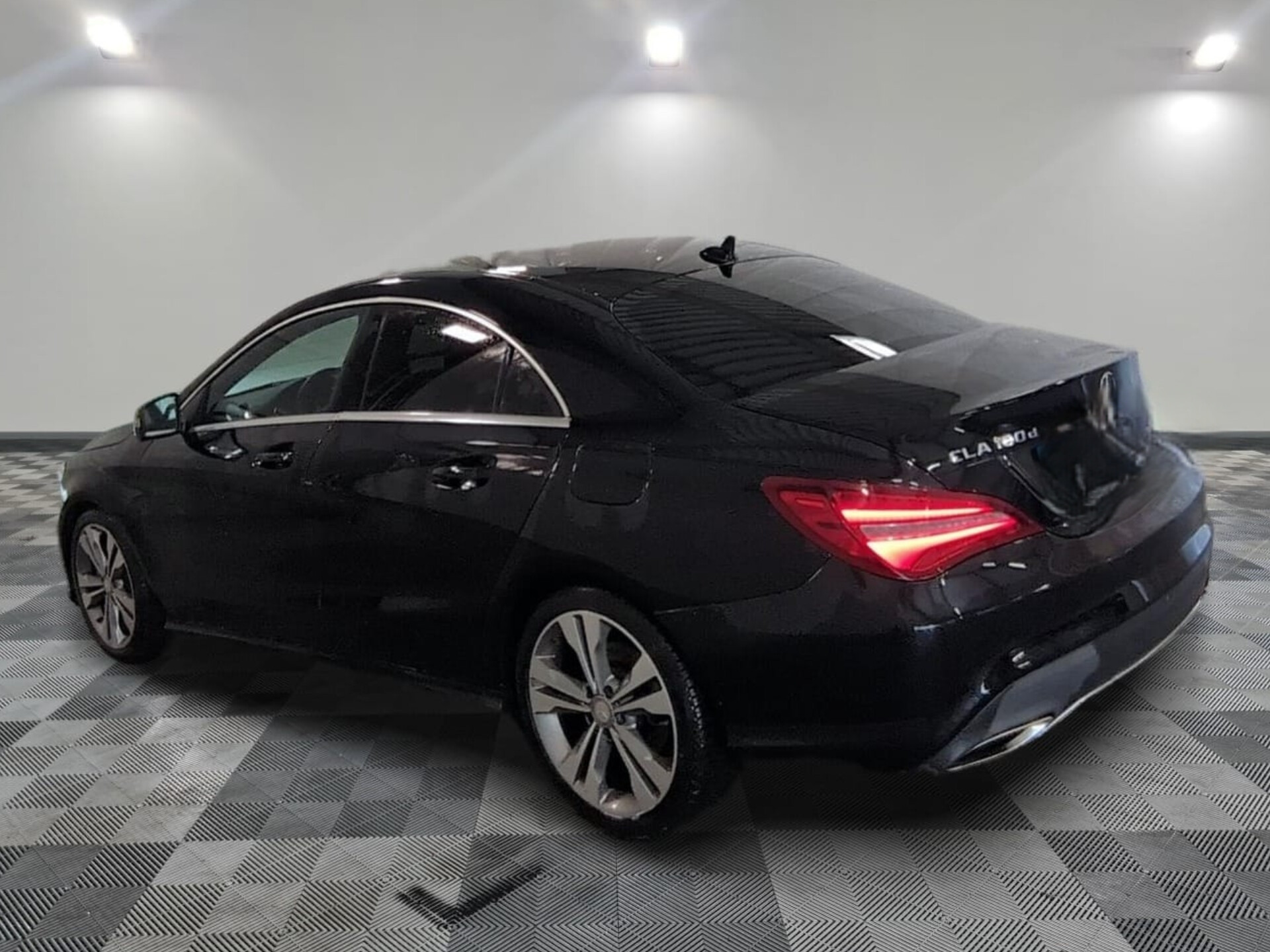 Photo 2 de MERCEDES-BENZ CLA 180 d 7G-DCT SENSATION