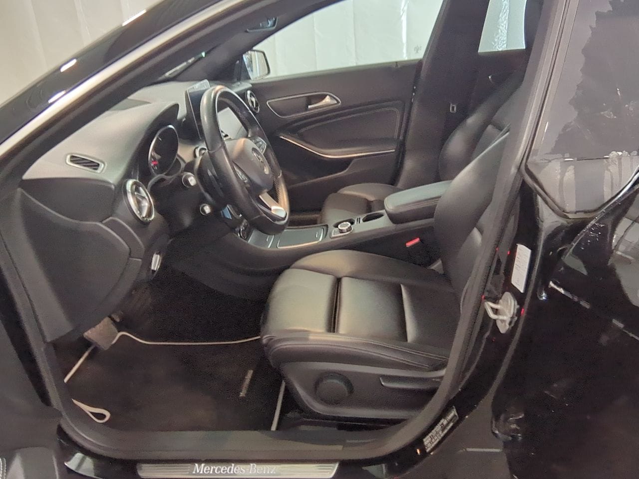 Photo 4 de MERCEDES-BENZ CLA 180 d 7G-DCT SENSATION