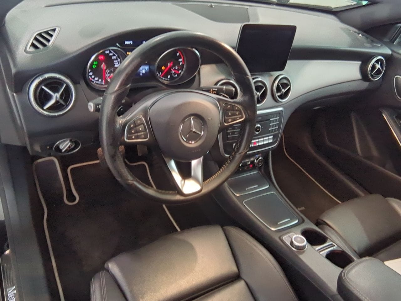 Photo 5 de MERCEDES-BENZ CLA 180 d 7G-DCT SENSATION