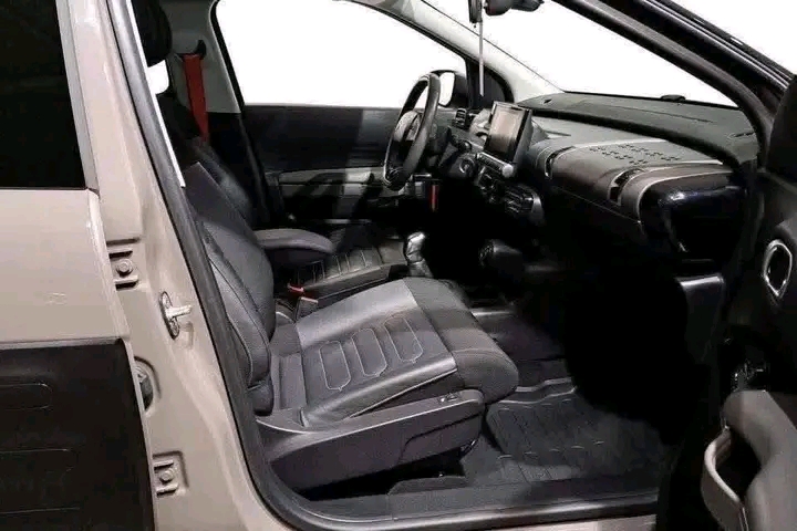 Photo 3 de CITROËN C4 CACTUS SHINE 1.2 PURETECH 110 – EAT6