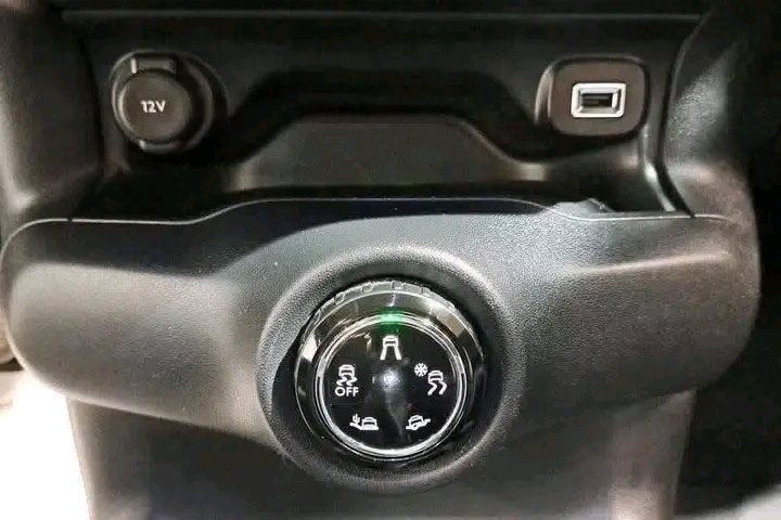 Photo 4 de CITROËN C4 CACTUS SHINE 1.2 PURETECH 110 – EAT6