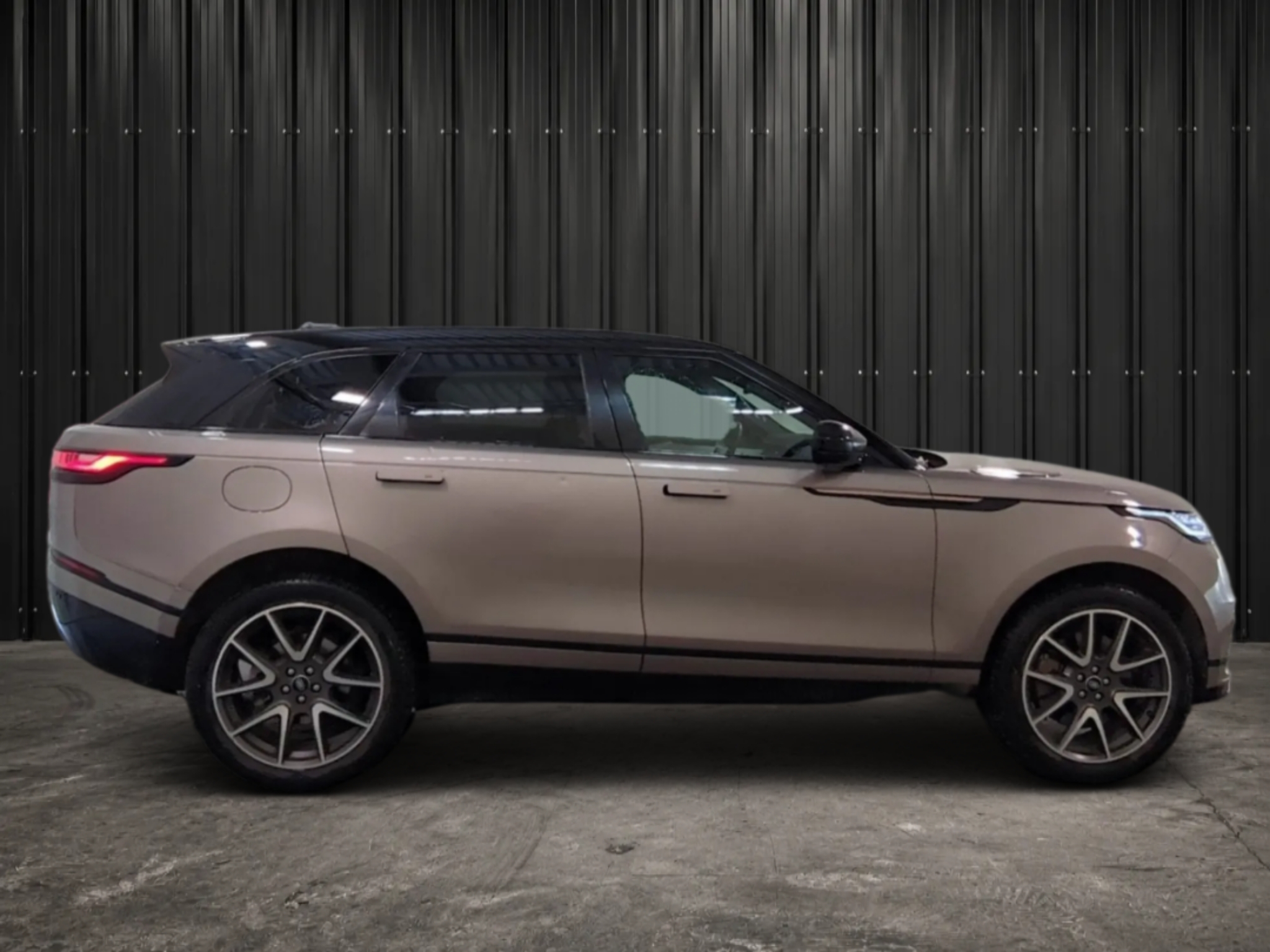LAND ROVER RANGE ROVER VELAR   2.0L P400E PHEV 404CH SE R-DYNAMIC photo 3