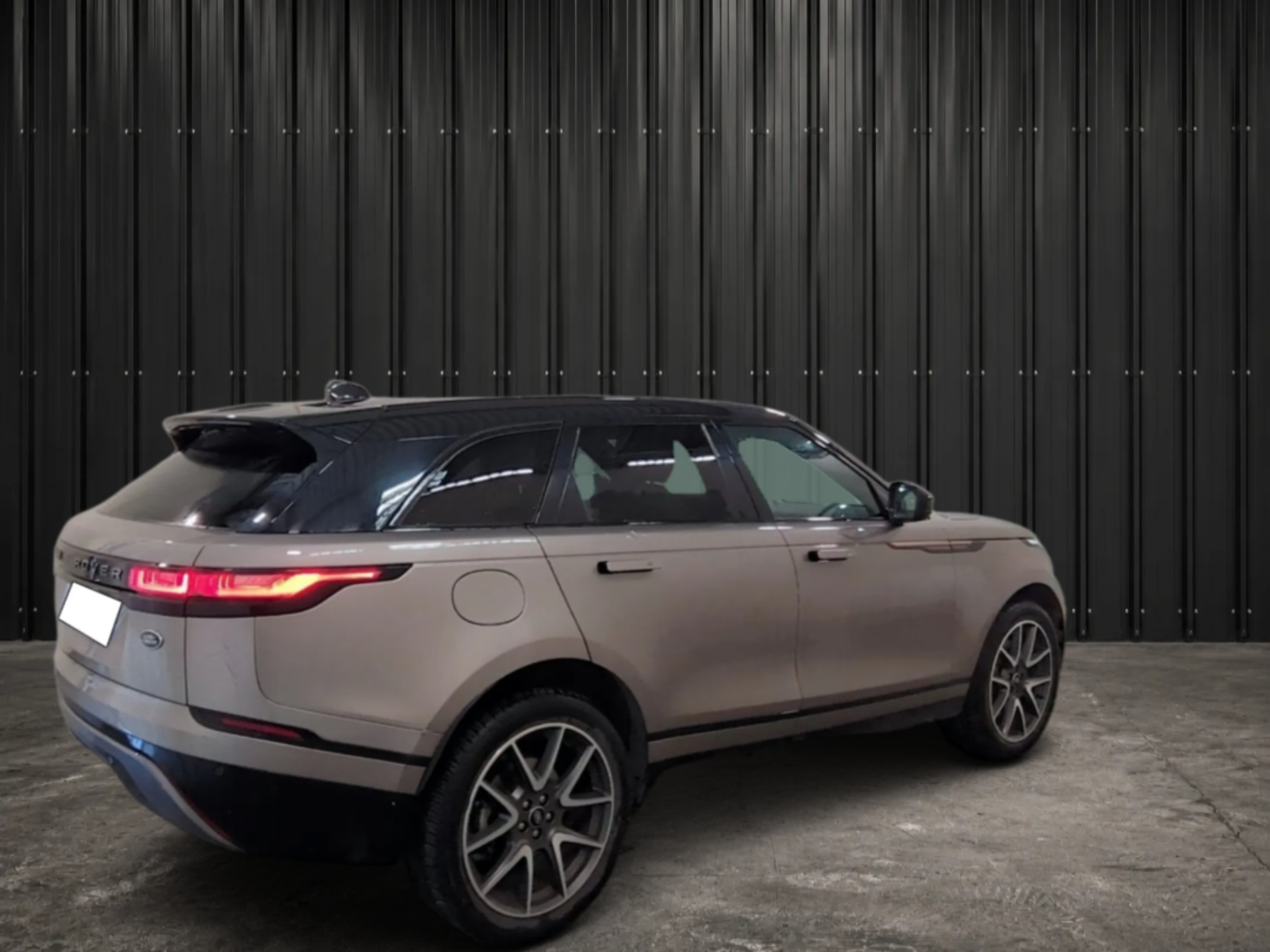 LAND ROVER RANGE ROVER VELAR   2.0L P400E PHEV 404CH SE R-DYNAMIC photo 4