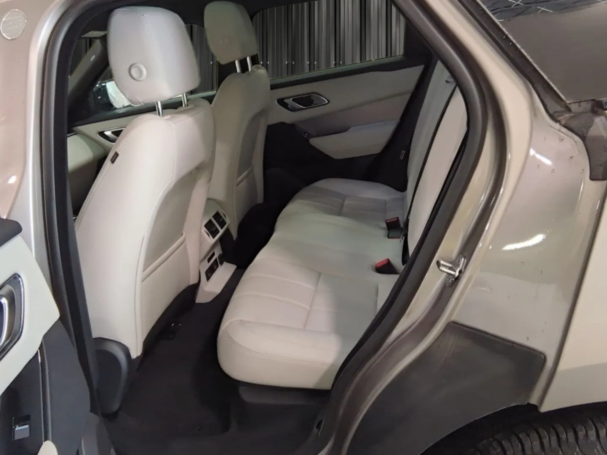 LAND ROVER RANGE ROVER VELAR   2.0L P400E PHEV 404CH SE R-DYNAMIC photo 8