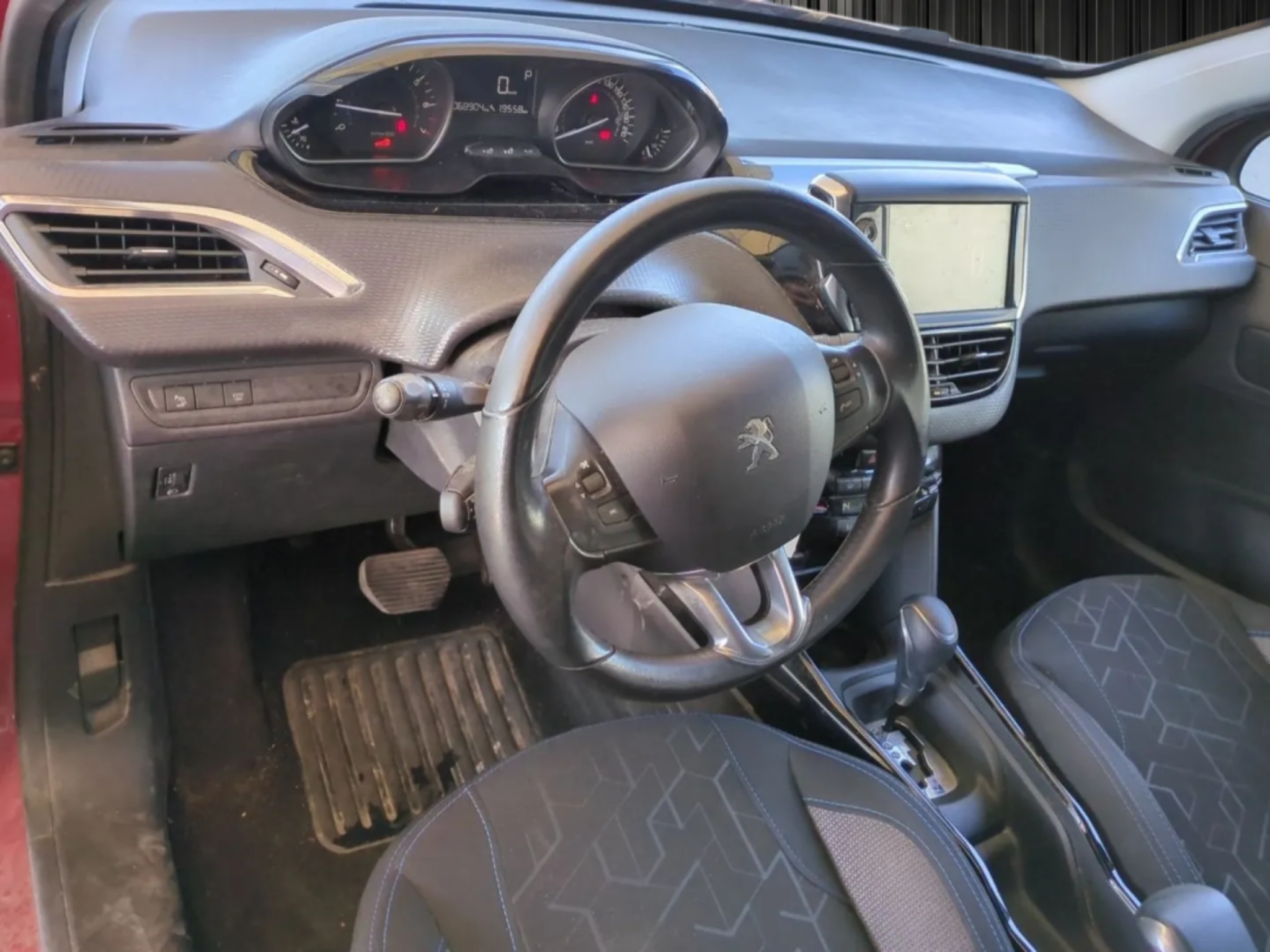 PEUGEOT  2008 PURETECH 110CH S&S EAT6 SIGNATURE photo 8