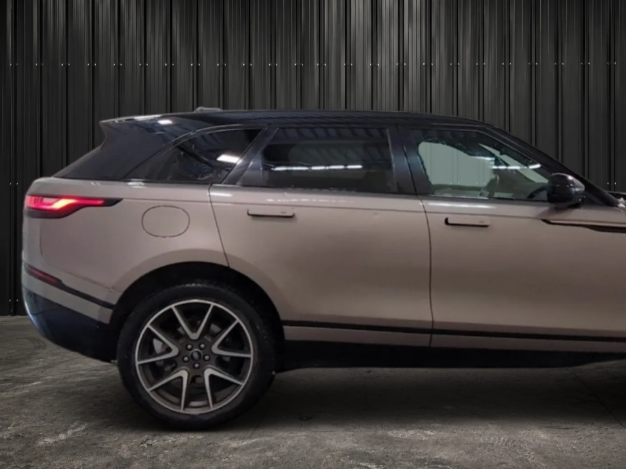 LAND ROVER RANGE ROVER VELAR   2.0L P400E PHEV 404CH SE R-DYNAMIC photo 4