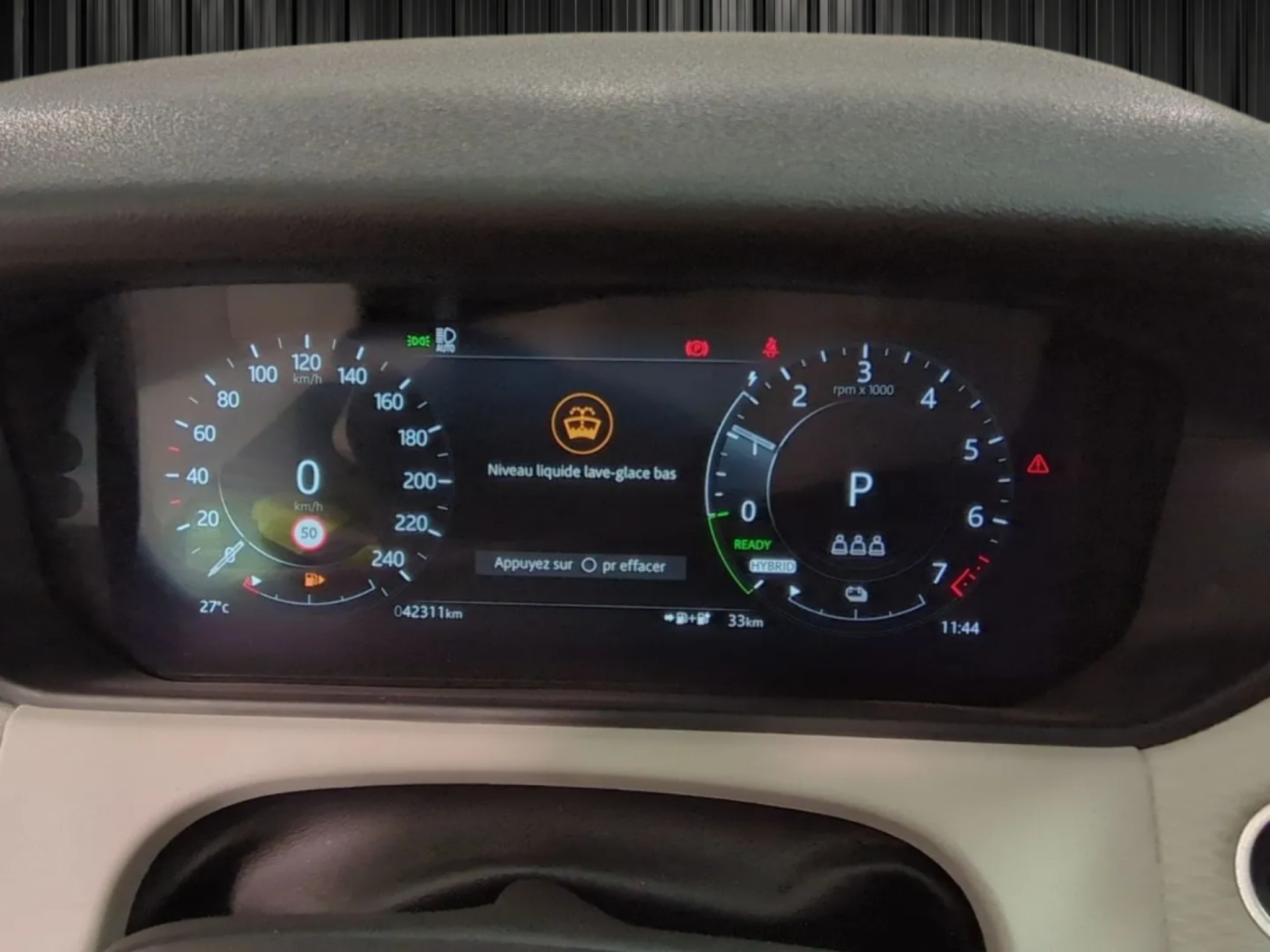 LAND ROVER RANGE ROVER VELAR   2.0L P400E PHEV 404CH SE R-DYNAMIC photo 8